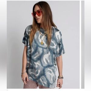 NWT one teaspoon REFLECTION HAND PRINTED SATIN TEE XS